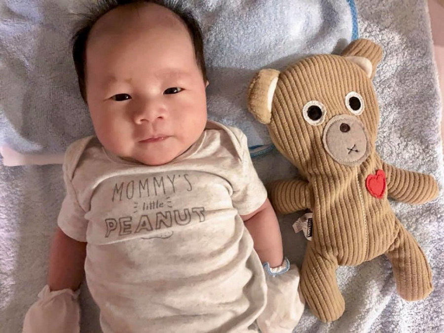 Victor Vũ khoe ảnh cận mặt quý tử đầu lòng với vợ Đinh Ngọc Diệp.