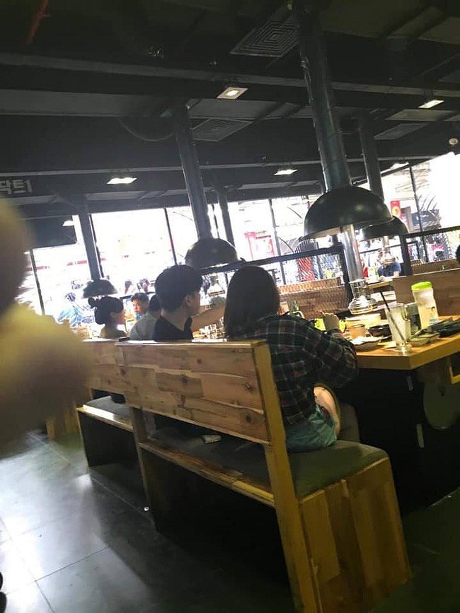 Cả hai ngồi sát cạnh nhau trong bữa ăn.