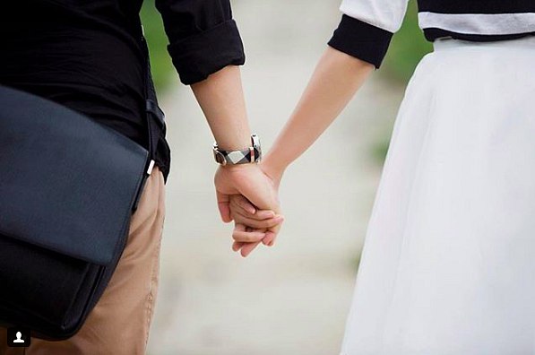 Bà xã Lam Trường khoe ảnh tay tay trong tay với nhau.