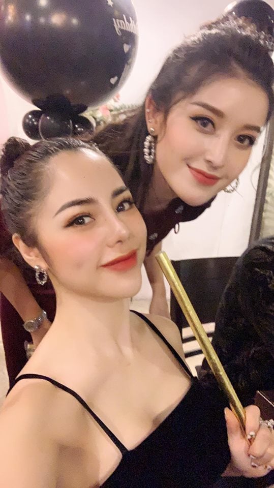 MC Bạch Lan Phương diện váy hai dây gợi cảm trong tiệc sinh nhật.