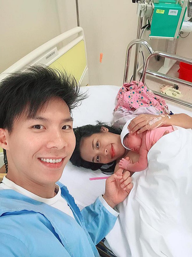 Quốc nghiệp hạnh phúc khoe khoảnh khắc con gái chào đời.