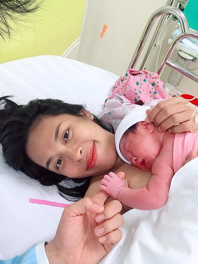 Ngọc Mai rạng rỡ sau khi sinh.
