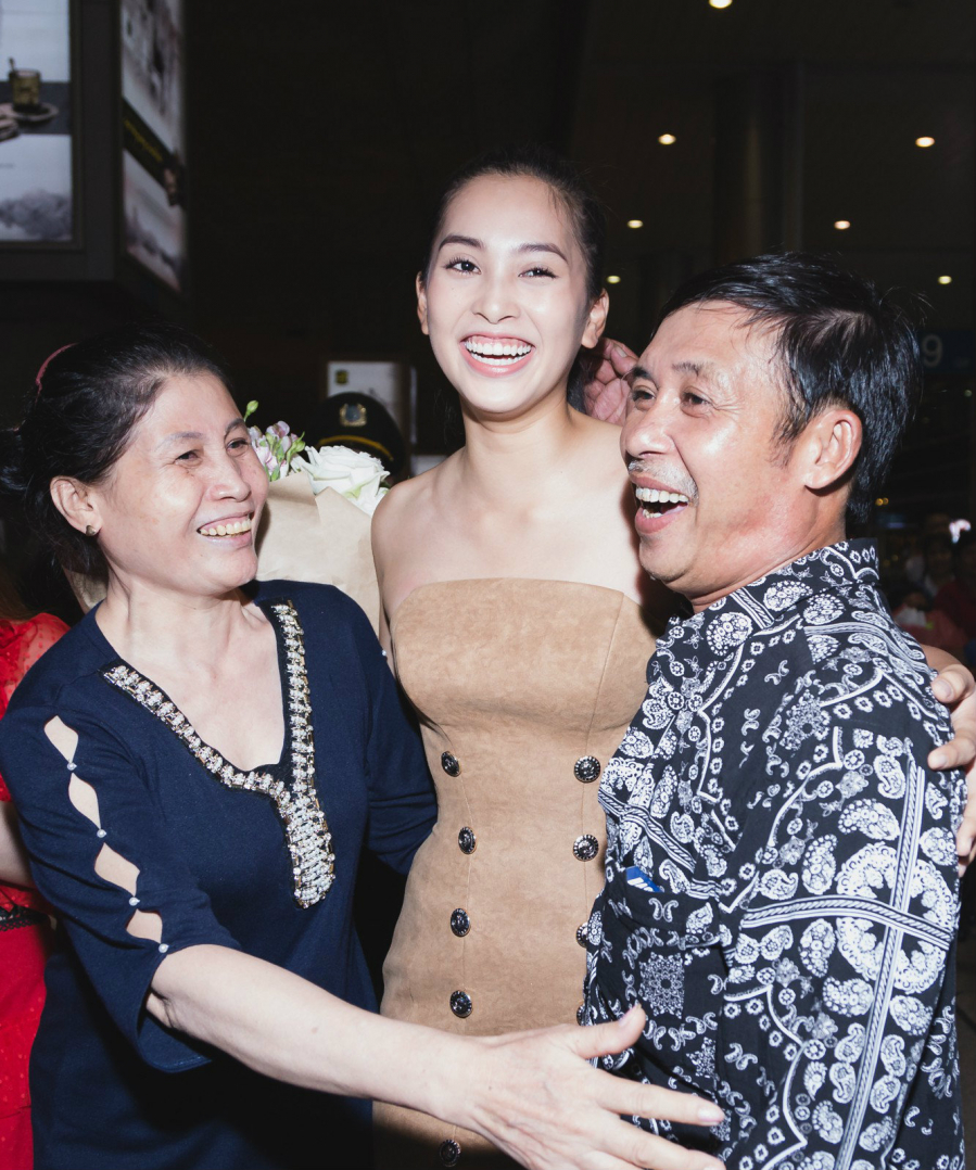 Tiểu Vy rạng rỡ gặp lại người thân sau hành trình chinh chiến hơn 1 tháng tại Miss World 2018.