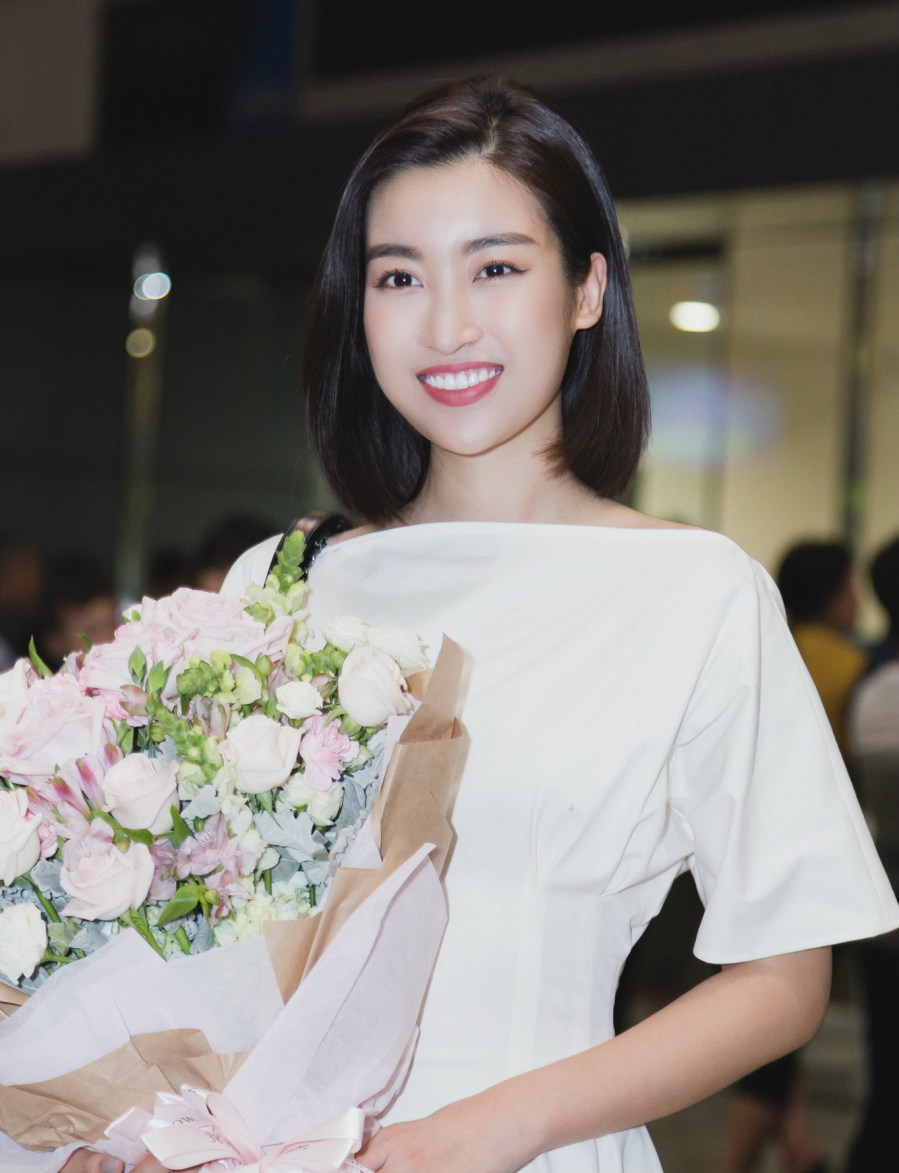 Hoa hậu Đỗ Mỹ Linh cũng có mặt chào đón người em trở về.