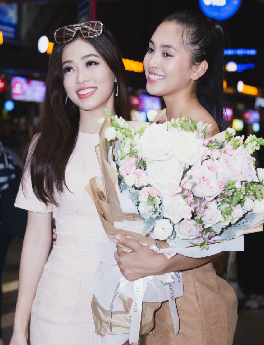 Á hậu Phương nga cũng có mặt đón người em thân thiết.