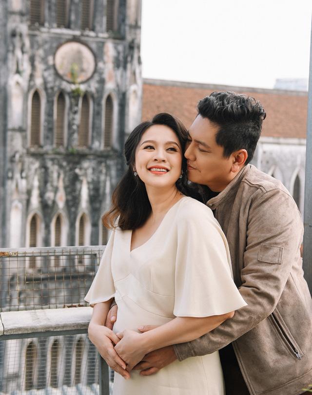 Khoảnh khắc ngọt ngào của vợ chồng Đức Thịnh - Thanh Thúy.