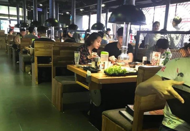 Cách đây ít ngày, một khán giả chia sẻ hình ảnh Hồ Quang Hiếu và Bảo Anh cùng đi ăn tối cùng nhau làm dấy lên nghi vấn tái hợp. Đối diện với thông tin này, mới đây Hồ Quang Hiếu lên tiếng tiếng phủ nhận. “Đúng là tôi mới đi ăn cùng với Bảo Anh ở quán. Thật ra thì bạn bè đi ăn cũng là bình thường và không có gì đáng nói. Chúng tôi dùng bữa tại một nhà hàng trong siêu thị vào buổi tối. Tôi cũng không biết là ai chụp lại bức ảnh đó nhưng bạn bè đi ăn là bình thường thôi”, anh nói. Giọng ca Con bướm xuân còn hóm hỉnh chê bai người chụp không rõ mặt của anh. “Hôm đó tôi rất đẹp trai nên lần sau mong các bạn chụp đẹp hơn xíu”, Hồ Quang Hiếu nói thêm. (New.zing.vn)