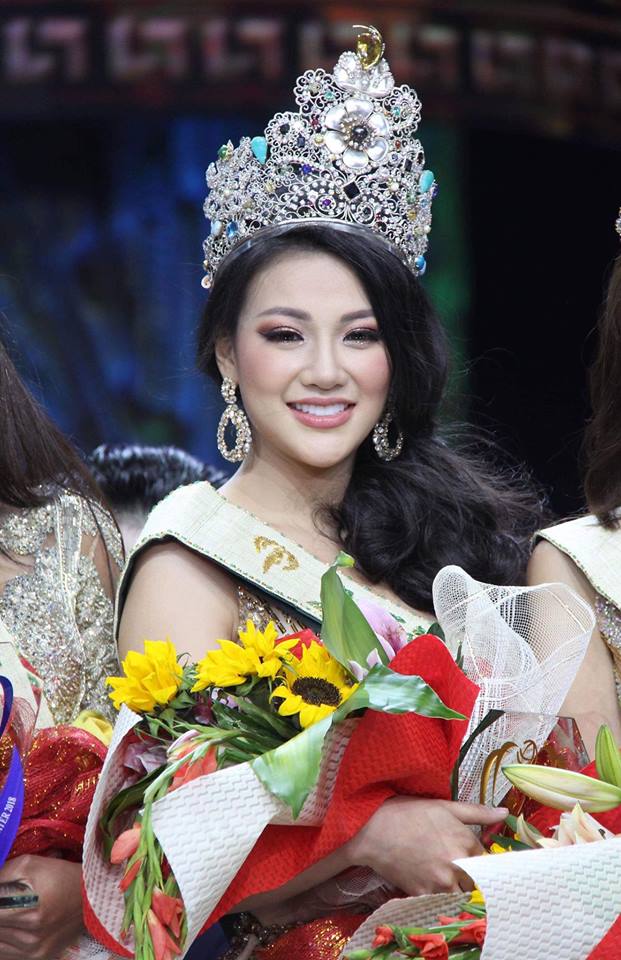 Đội chiếc vương miện danh giá của Miss Earth chưa được bao lâu, Phương Khánh đã liên tiếp phải đối mặt với sóng gió. Sau khi bị tố vô ơn, Hoa hậu Trái Đất lại lao đao khi đoạn tin nhắn liên quan đến vụ mua giải và Shbet888 tiền thưởng cực khủng thẩm mỹ của cô đã bị tung ra ngập tràn mạng xã hội. Scandal nối tiếp scandal, vương miện có vẻ lung lay, thế nhưng Phương Khánh vẫn tỏ vẻ khá bình tĩnh và không quên tự trấn an mình trên Facebook. (vietgiaitri)