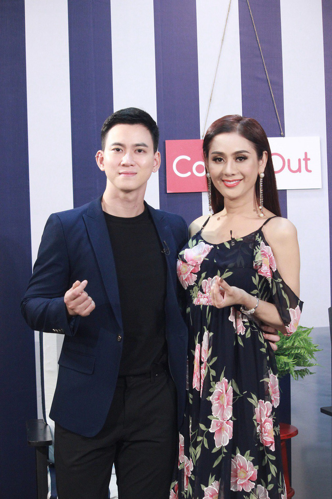 lâm Kháng Chi và nam MC trong chương trình mới đây.