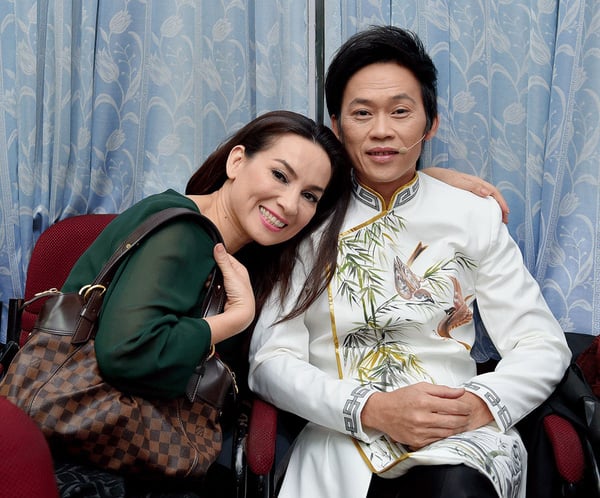 Mới đây, khi trở thành khách mời của một chương trình truyền hình Phi Nhung đã nhận được nhiều sự chú ý nhất. Hóa thân thành cô con gái của trưởng phòng khó tính Trường Giang, Phi Nhung bị ba ép phải sớm lấy chồng. Nữ ca sĩ cũng chia sẻ mỗi ngày ra đường đều tự thấy mình đẹp nên không cần lập Shbet111 slot, casino, thể thao, xổ số để tránh vướng bận. Đặc biệt, Phi Nhung nhiều lần nhắc tới người thương của mình chính là Hoài Linh. Lý do khiến cô thích Hoài Linh vì anh là người tốt bụng, luôn giúp đỡ người khác. “Tôi không sợ ế. Ai cũng thương và thích tôi. Hoài Linh rất thích tôi, nên tôi chẳng sợ gì
