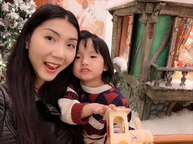 Mới đây nhất, Ngọc Quyên khiến nhiều người xúc động khi khoe ảnh quý tử đầu lòng kèm dòng tâm sự viết về con trai. Dù hôn nhân tan vỡ nhưng bà mẹ đơn thân vẫn thấy mình may mắn vì có quý tử đầu lòng bên cạnh. 