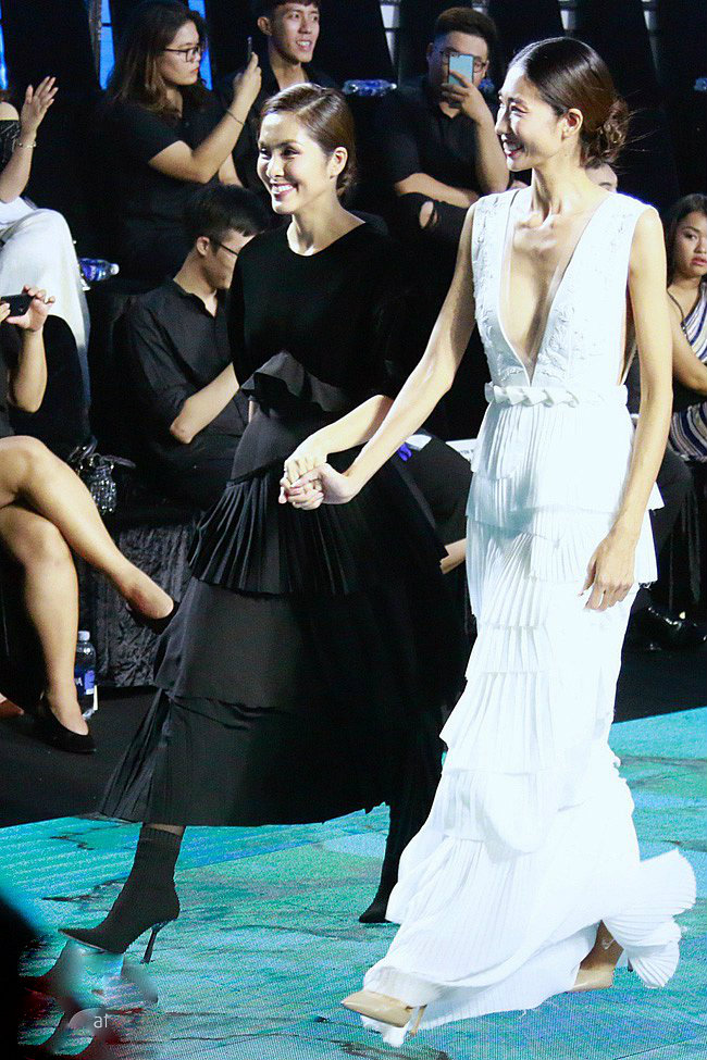 Thanh Hà tự tin sải bước trên sàn catwalk sau khi kết thúc màn trình diễn của BST.