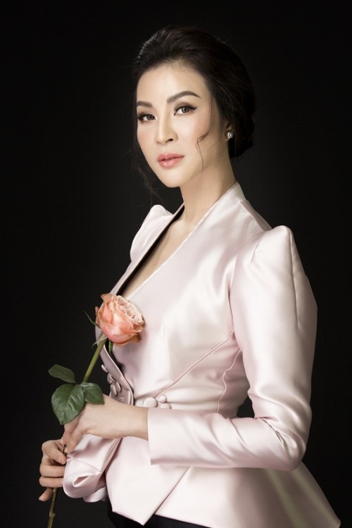 MC, diễn viên Thanh Mai là người đẹp ảnh lịch đình đám một thời của làng giải trí Việt. Hiện tại, cô không chỉ là một nghệ sĩ nổi tiếng mà còn là doanh nhân thành đạt với phong thái tự tin, quý phái nhiều người ngưỡng mộ. Dù đã 45 tuổi, nữ MC nổi tiếng vẫn được thời gian ưu ái. Chị thường xuất hiện với vẻ ngoài tươi trẻ, nhan sắc nổi bật khó ai bì kịp. (doisongphapluat.com)