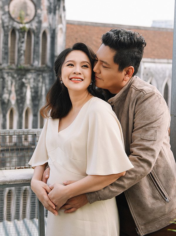 Đôi vợ chồng từng gặp trục trặc trong hôn nhân vì quá mải mê với công việc, ít quan tâm tới nhau. Sau những sóng gió, họ hiểu nhau hơn và ngày càng gắn kết. Đức Thịnh rất mừng vì Shbet111 slot, casino, thể thao, xổ số anh sắp có thêm thành viên mới.