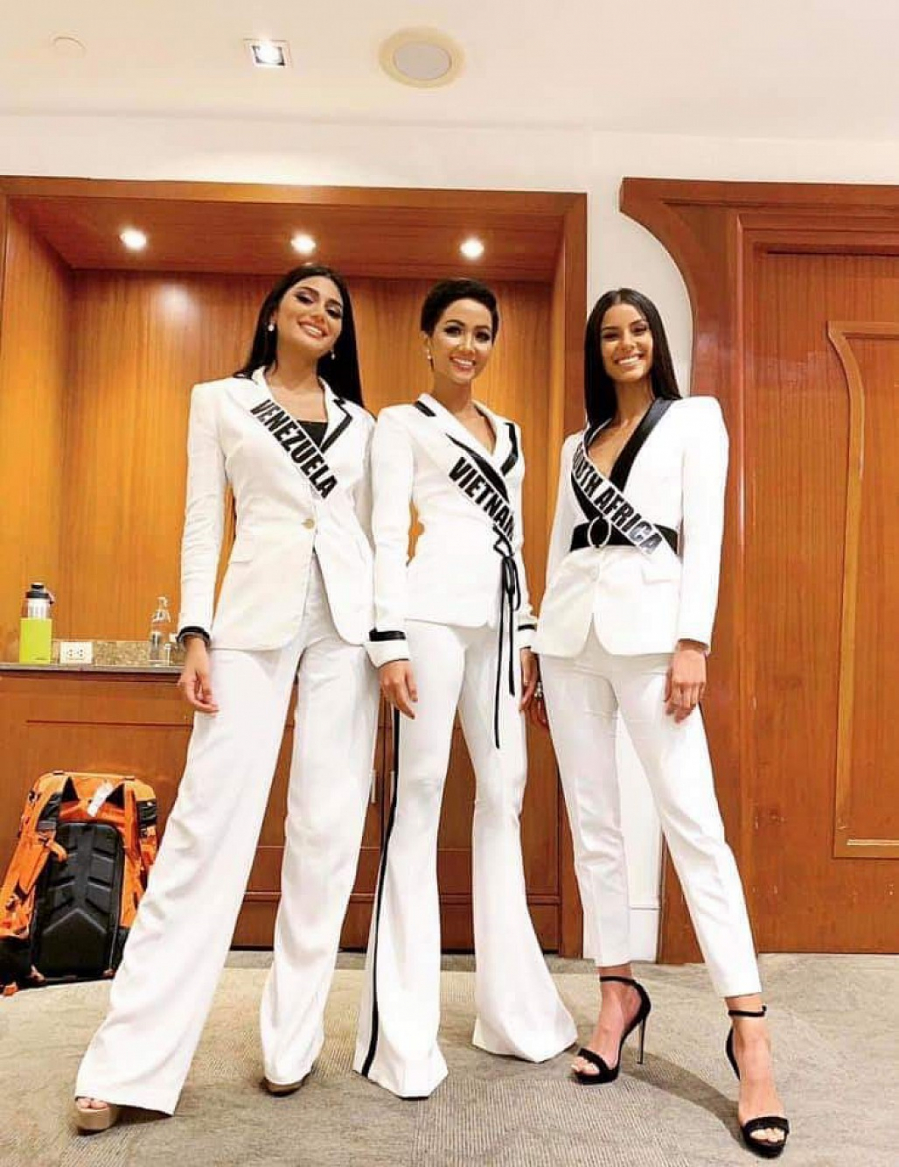 Trước vòng thi bán kết trình diễn các người đẹp Miss Universe phải vượt qua vòng phỏng vấn nhóm đầy cam go. Với vẻ đẹp thanh lịch và sang trọng đồng thời thần thái toát lên sự chân thành, mẫu mực H’Hen Niê đã có thể tự tin vượt qua vòng phòng vấn đầy thử thách. Như được xác nhận từ đầu, người đẹp đã sử dụng đến phiên dịch viên để không “đánh mất ý nghĩ” của mình khi tự nói Tiếng Anh. Đồng thời, sử dụng “tiếng mẹ đẻ” để trả lời cũng là một phương pháp tạo ấn tượng đối với BGK Quốc tế. Với vòng phỏng vấn kín này sẽ chiếm số điểm khá cao trong tổng các phần thi được diễn ra tối nay. Hy vọng với sự đầu tư “chuẩn mực” này, H’Hen Niê sẽ vượt qua những cái bóng không nổi lên được của nhan sắc Việt tại Miss Universe những thời kỳ trước đây. (Vietgiaitri)