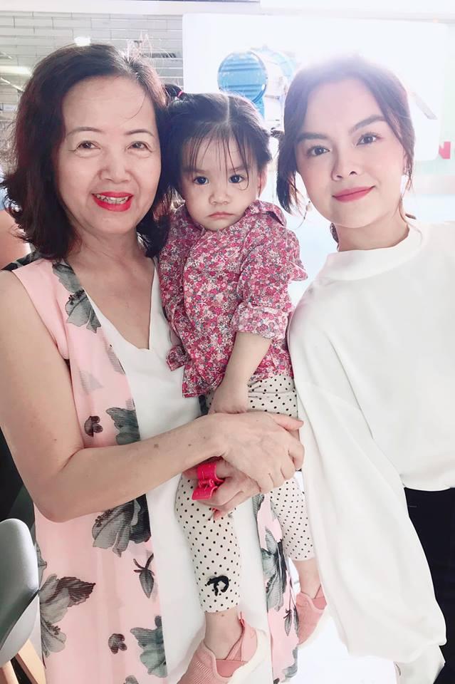 Trên trang cá nhân, Phạm Quỳnh Anh vừa đăng tải loạt khoảnh khắc hạnh phúc của các thành viên trong Shbet111 slot, casino, thể thao, xổ số để mừng sinh nhật mẹ. Kèm theo đó, cô cũng gửi đến đấng sinh thành những lời ý nghĩa, cảm động. Nữ ca sĩ vô cùng biết ơn vì những lúc khó khăn, yếu đuối nhất thì mẹ luôn bên cạnh làm bờ vai dài rộng cho cô nương tựa.