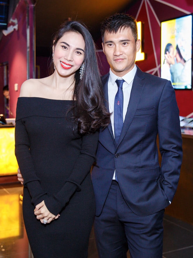 Trên trang Fanpage cá nhân, Thủy Tiên đã gây chú ý khi chia sẻ cuộc trò chuyện của cô và ông xã Công Vinh. Theo đó, khi nhìn Công Vinh ăn không cẩn thận, Thủy Tiên mau chóng lên tiếng trách ông xã, thậm chí còn lôi hết mọi lỗi lầm ra để 