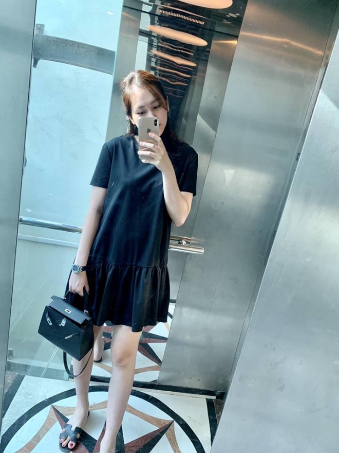 Ngọc Thạch cũng diện đầm rộng để che vòng hai lớn.
