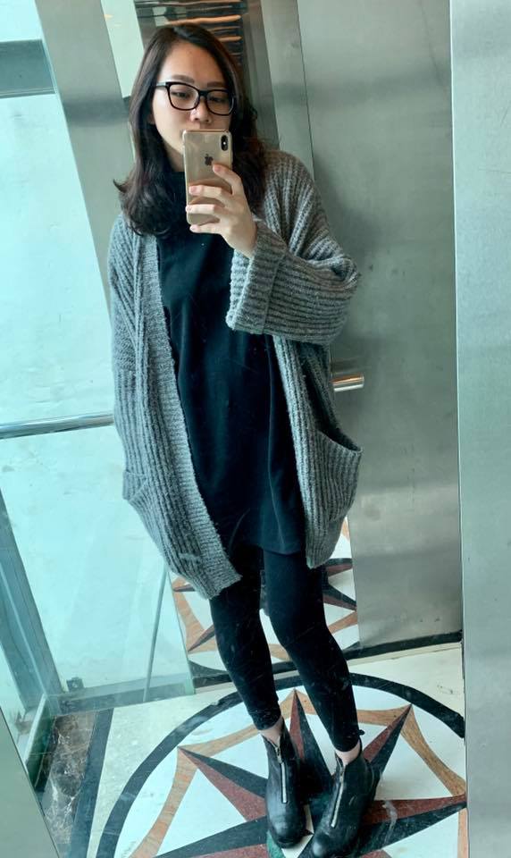 Phạm Ngọc Thạch lộ bụng lớn bất thường khiến nhiều người nghi ngờ người đẹp này đang mang bầu.