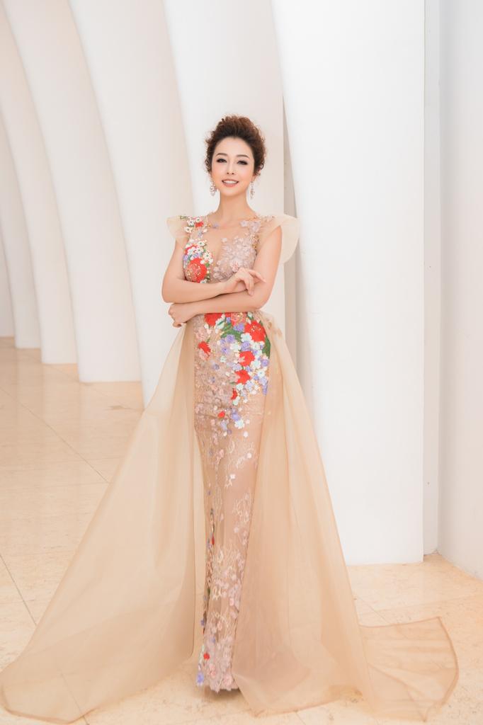hoa-hau-jennifer-pham-xuat-hien-long-lay-nhu-cong-chua-khi-lam-giam-khao5-2018-12-15-11-11