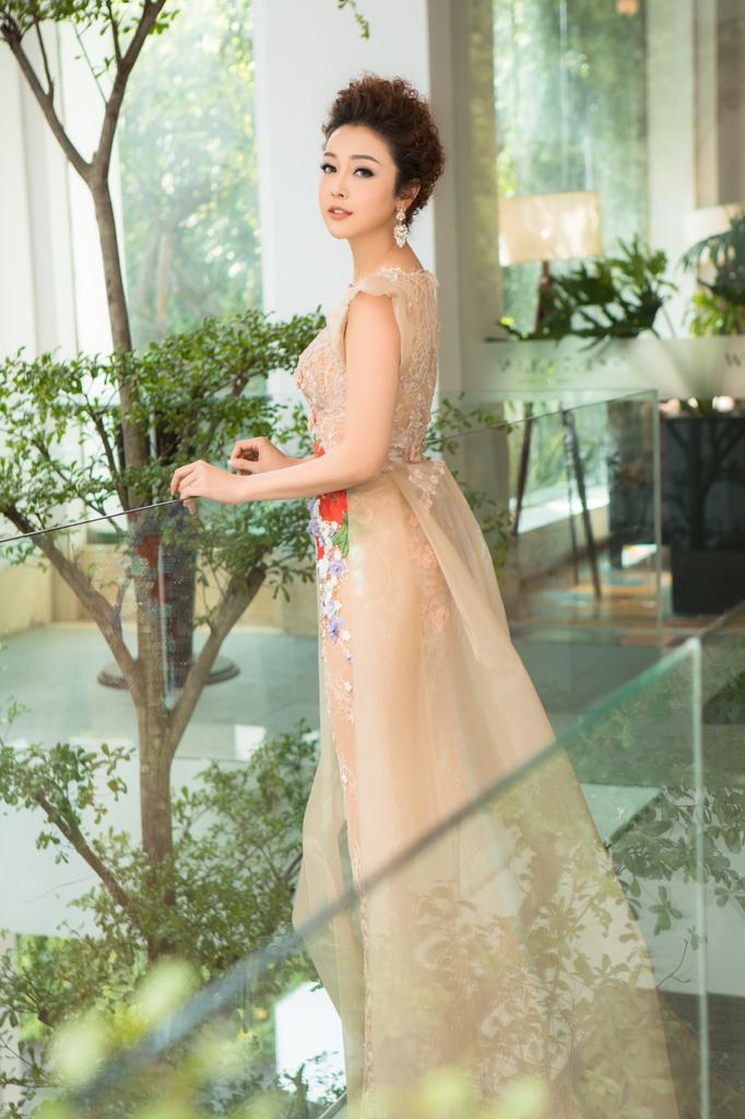 Thời gian qua, Jennifer Phạm cũng tham gia nhiều hơn những hoạt động của làng giải trí. Thậm chí, chồng và con trai cũng không ít lần tháp tùng cô đi sự kiện. Mặc dù đã trải qua 3 lần sinh nở song hoa hậu châu Á tại Mỹ vẫn giữ được thân hình thon gọn, gu ăn mặc gợi cảm, quyến rũ cùng nụ cười khiến biết bao trái tim “tan chảy”.  Mới đây, người đẹp lại gây chú ý khi xuất hiện tại một sự kiện vì nhan sắc ngày càng đẹp mặn mà.