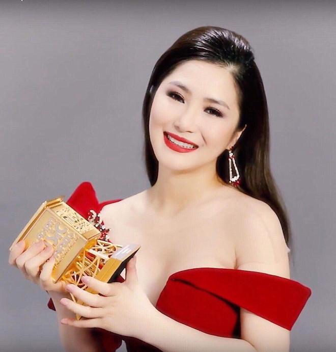 Hương Tràm hạnh phúc khi được nhận giải của MAMA.