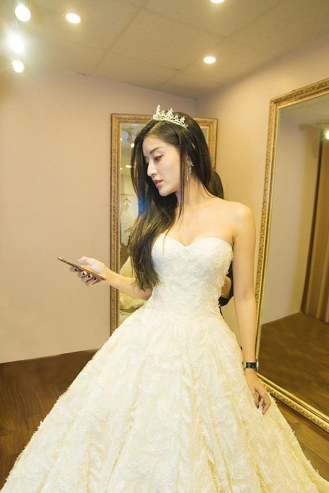 Huyền My chia sẻ là mình chỉ tham gia khai trương showroom váy cưới của một người bạn.