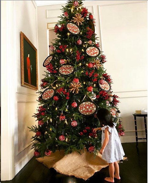 Louis Nguyễn đã chia sẻ trên trang cá nhân của mình hình ảnh cô con gái nhỏ xinh bên cạnh cây thông Noel. Ông xã của Tăng Thanh Hà chia sẻ: “Christmas is here…”. Đây là lần hiếm hoi Louis Nguyễn chia sẻ hình ảnh về cô con gái cưng sau khi Tăng Thanh Hà hạ sinh con gái vào tháng 3/2017. Ngay sau chia sẻ của Louis Nguyễn, cư dân mạng nhanh chóng dành lời khen ngợi cho cô con gái cưng của cặp vợ chồng nổi tiếng. Mặc dù mới gần 2 tuổi nhưng cô bé Chloe đã được dự đoán sẽ sở hữu chiều cao của bố mẹ nhờ đôi chân thon dài và vô cùng phổng phao. Cô bé cũng được mẹ Tăng Thanh Hà để tóc đen dài nhánh vô cùng dễ thương.