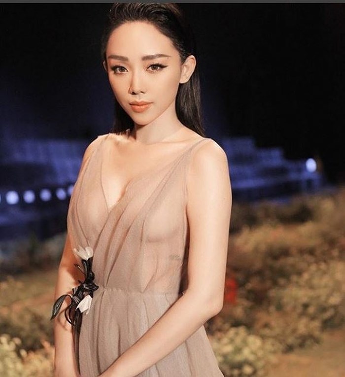 Trên Story Instagram của mình, Tóc Tiên đã liên tục chia sẻ những dòng cảm xúc bất an trong lúc bắt chuyến bay gấp để ra Hà Nội. Cô viết: 
