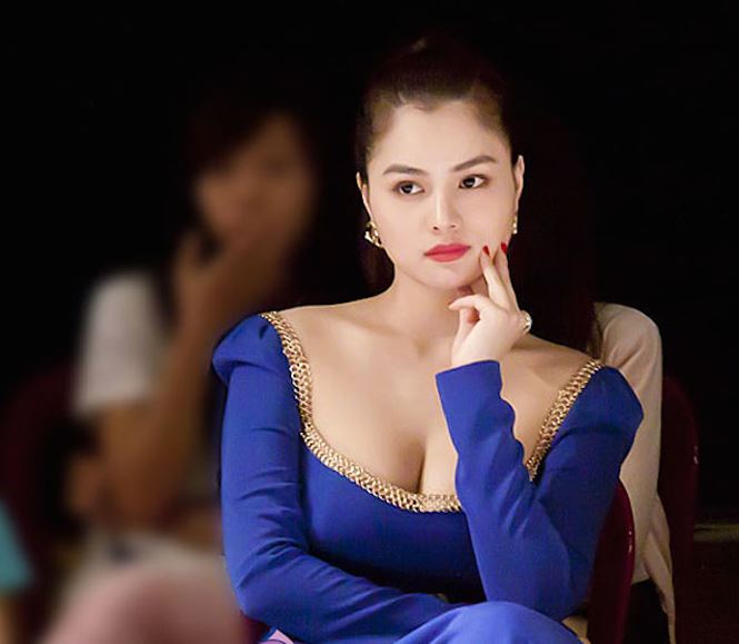 Không riêng các sao nam mà các sao nữ trong showbiz Việt cũng ăn mừng không kém phần cuồng nhiệt khi đội tuyển Việt Nam vô địch AFF Cup 2018. Bên cạnh việc xuống đường “đi bão”, “thả thính” các cầu thủ, một số sao Việt còn thực hiện đúng lời hứa khi Việt Nam thắng. Đáng chú ý nhất phải kể tới siêu mẫu Vũ Thu Phương với việc quyết định tặng 2 tỷ đồng cho các cầu thủ đội tuyển nước nhà.