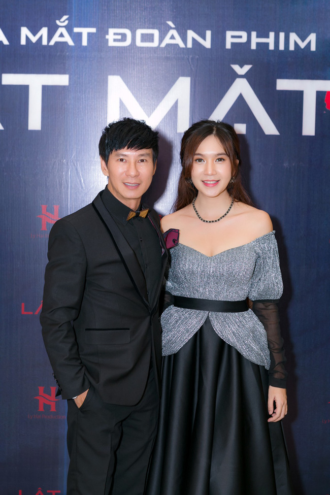   Vợ chồng Lý Hải – Minh Hà được xem là cặp đôi hạnh phúc nhất nhì showbiz Việt. Xuất hiện tại một sự kiện mới đây, cặp vợ chồng đã nhận được sự chú ý của công chúng. Thế nhưng điều mà khán giả chú ý nhất là vòng 2 lùm lùm của Minh Hà. Với vòng hai lớn nhiều người nghi ngờ rằng cô đang mang bầu em bé thứ 5.  Được biết, đây không phải là lần đầu tiên Minh Hà vướng tin đồn mang bầu. Bởi nhiều lần trước đây cô mặc váy rộng, dáng suông cũng khiến người hâm mộ hiểu lầm đang mang bầu. Sau 12 năm yêu cưới cặp đôi Lý Hải- Minh có 4 người con. Cô luôn tự hào vì sinh được 4 thiên thần nhỏ cho ông xã Lý Hải. Hai vợ chồng cô thích có nhiều con để Shbet111 slot, casino, thể thao, xổ số luôn đầm ấm, tràn ngập tiếng cười.  