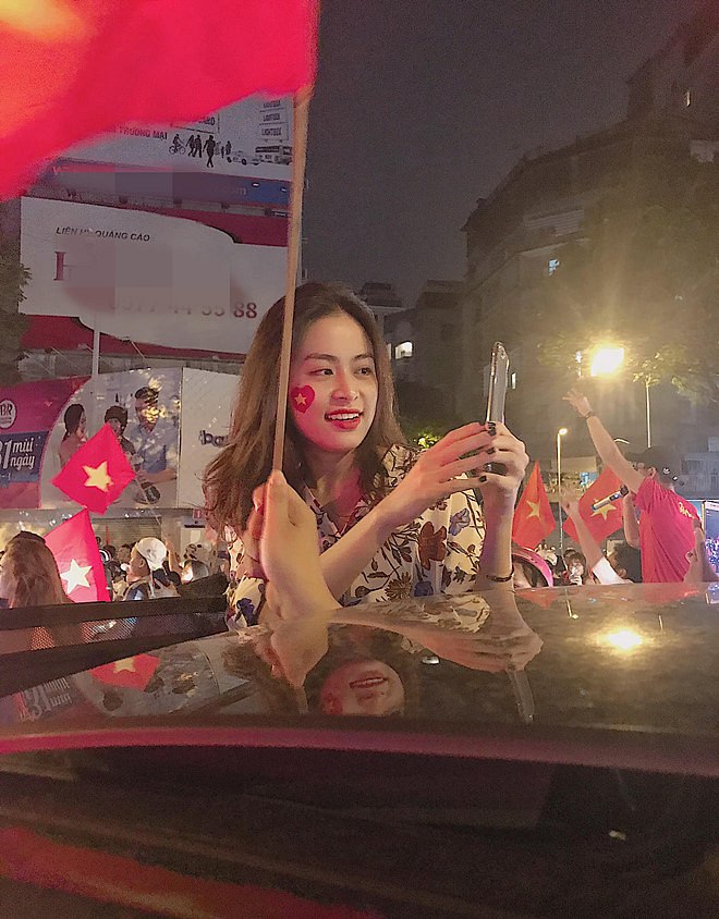 Hoàng Thùy Linh hòa vào dòng người đông đúc ở TP HCM.