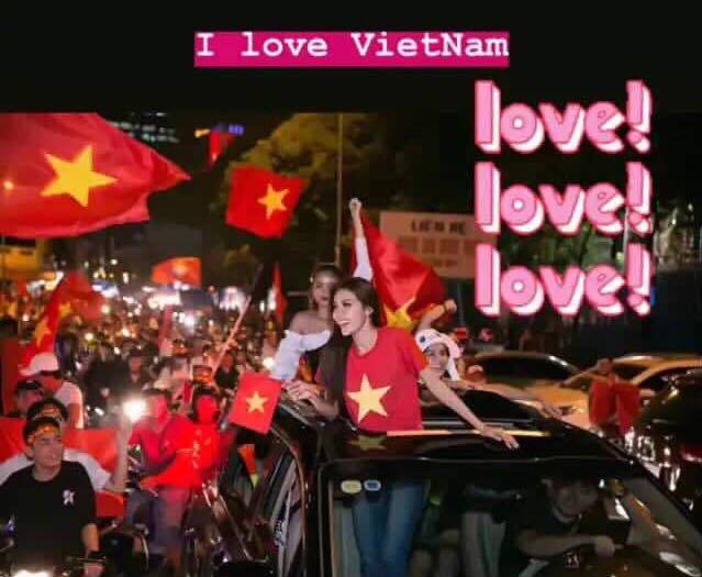 Minh Tú xuống đường đi bão trong ngập tràn sắc đỏ của lá cờ Tổ quốc. 