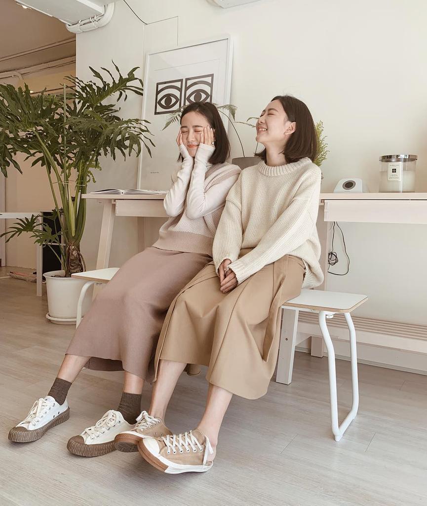 Nếu có sự hợp tác của cô bạn thân thì đây là một gợi ý hoàn hảo để cả hai cùng mix đồ đôi trông thật sự thú vị.