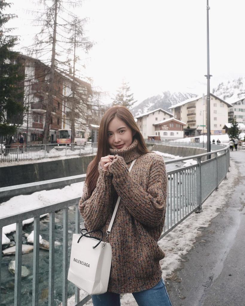 Đây là áo len cổ lọ dáng dài hot nhất đông năm nay, vừa giúp các bạn mặc vừa ấm áp lại hợp thời trang.