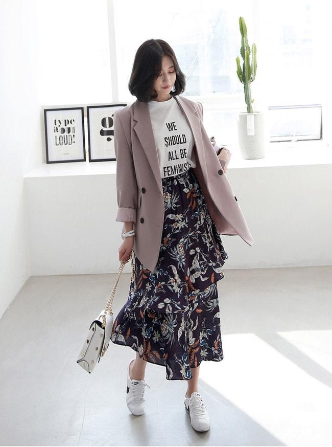 ...hay áo thun trơn, khoác ngoài chiếc blazer thanh lịch.