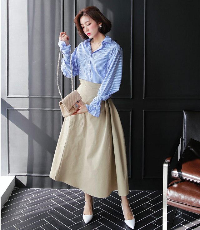 Một cách kết hợp để cách nàng luôn nữ tính duyên dáng chốn công sở: sơmi xanh kẻ thanh mảnh mix cùng chân váy midi…