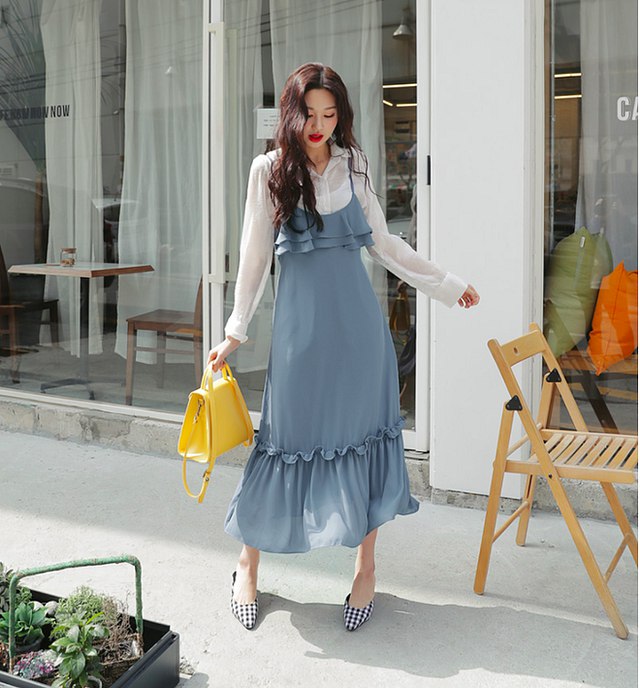 Một set đồ layer xinh xắn ngọt ngào với váy hai dây xếp bèo mix cùng sơmi trắng mỏng nhẹ, cặp đôi cứ nhẹ nhàng nữ tính mà giúp nàng đẹp xinh dạo phố.