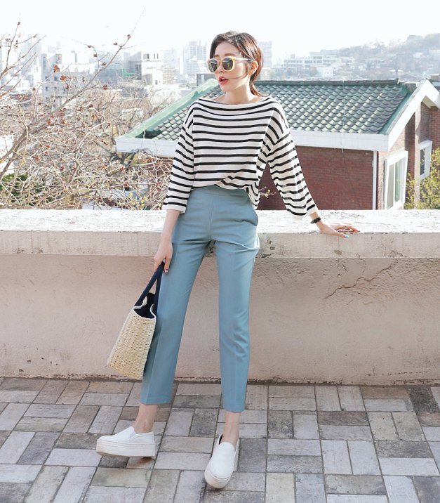 … hoặc năng động với áo phông kẻ và quần lửng đứng dáng, một set đồ tuy là có phần tinh nghịch nhí nhảnh nhưng vẫn rất thanh lịch đến công sở.