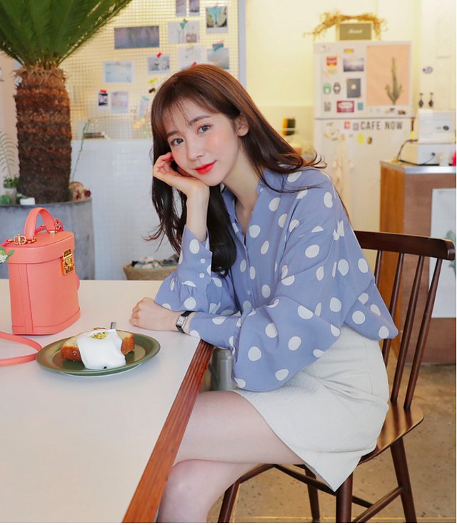Bên cạnh sơmi kẻ, những chấm bi xinh xắn điểm xuyết trên chiếc áo cũng tạo cho nàng công sở một vẻ ngoài quá đỗi mong manh, nữ tính và dịu dàng.