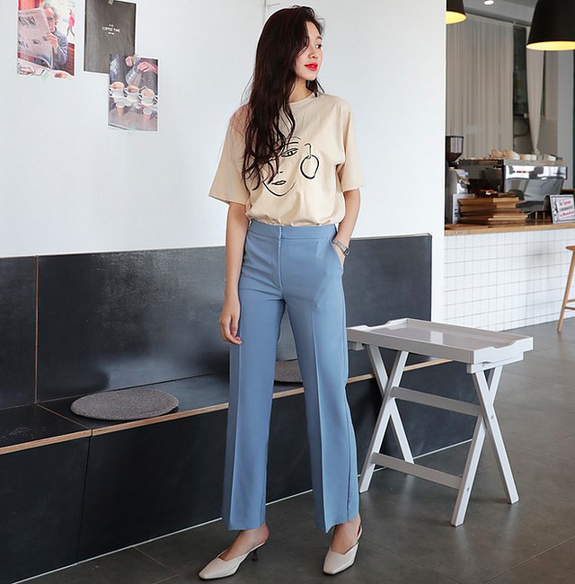 Quần âu và áo phông, lại là một combo chẳng hề liên quan nhưng vẫn hợp gu nhau một cách bất ngờ.
