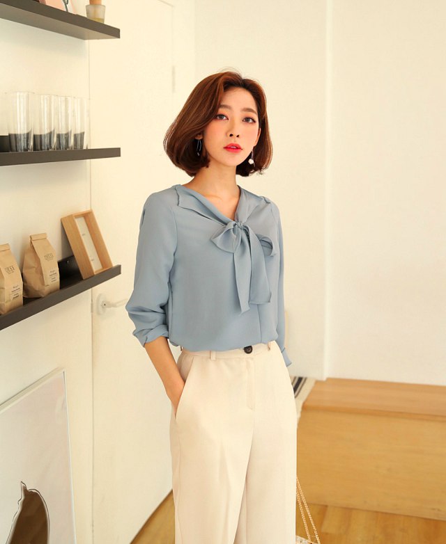 Chính vì chất liệu mềm mại cùng gam màu quá đỗi nhẹ nhàng, nên nàng công sở sẽ chẳng bao giờ gặp khó khăn khi mix&match một chiếc áo blouse. Quần âu là gợi ý đầu tiên và quen thuộc nhất dành cho các nàng.