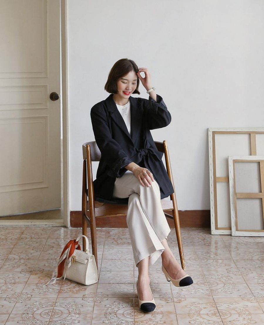 Ngoài các kiểu áo dáng vest truyền thống, bạn có thể chọn áo blazer cách điệu, buộc nơ để trông nữ tính, điệu đà hơn.