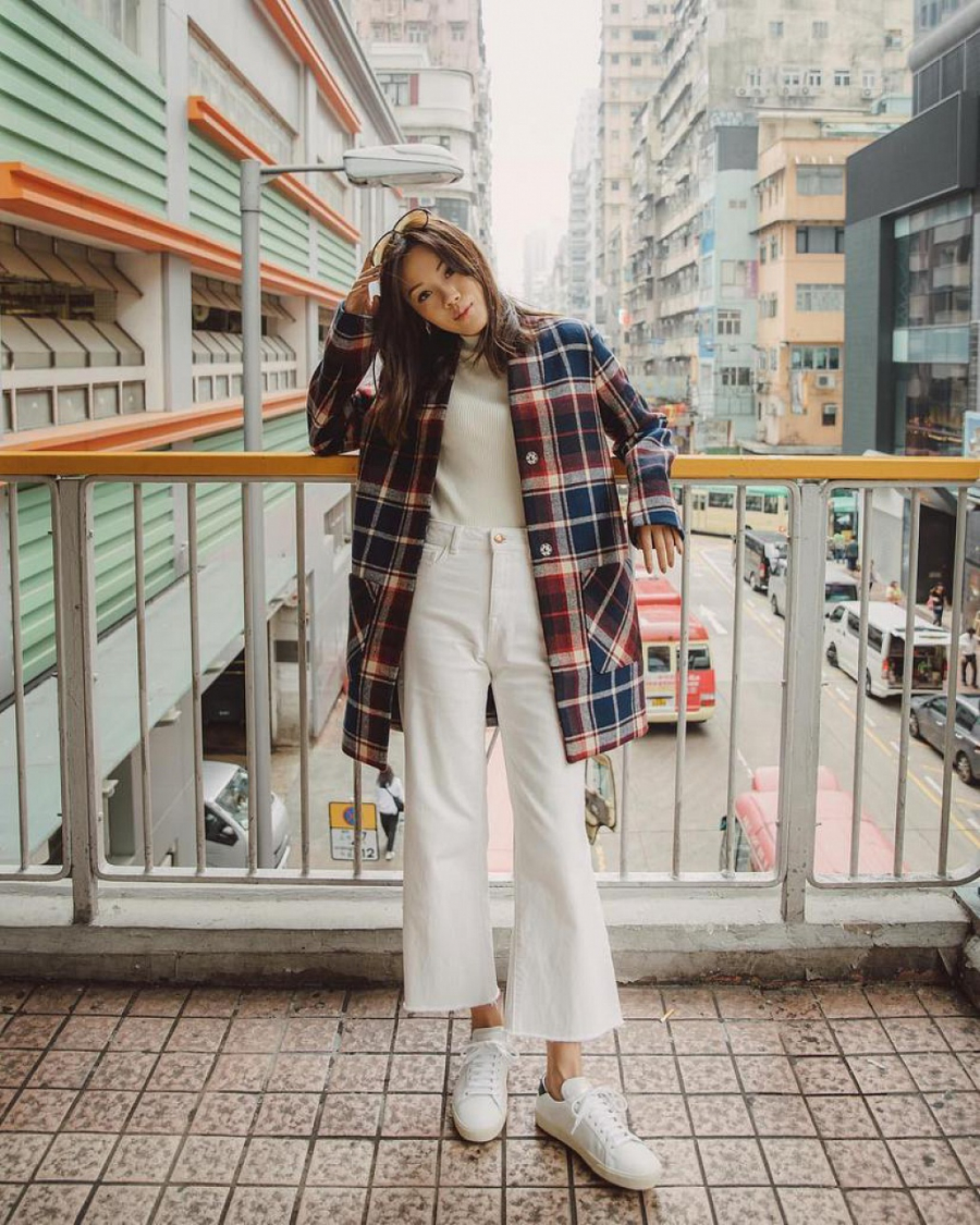 Quần ống rộng, áo phông đơn giản khi phối cùng áo blazer sọc trở nên cực kỳ sang chảnh.