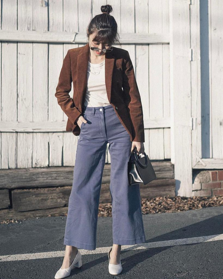 Áo blazer màu be cực kỳ cổ điển và thời thượng khi phối với quần ống rộng xanh.