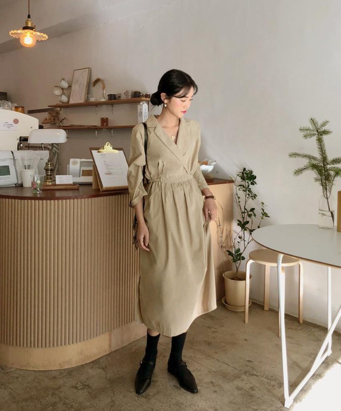 Đầm cổ chữ V, nhấn eo màu nâu sữa cổ điển.