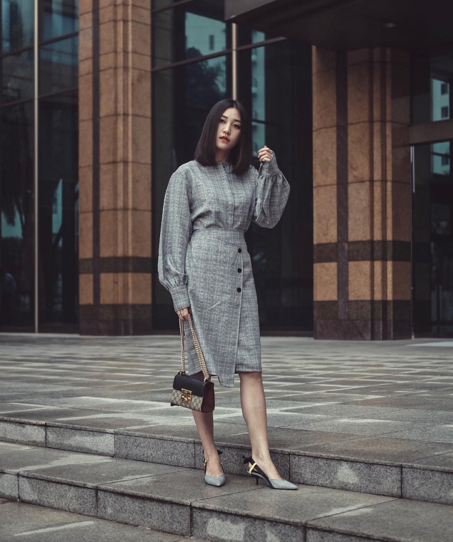 Ngoài việc tạo cảm giác vòng eo nhỏ nhắn hơn, váy nhấn eo còn là phương pháp ăn gian chiều cao hữu hiệu.
