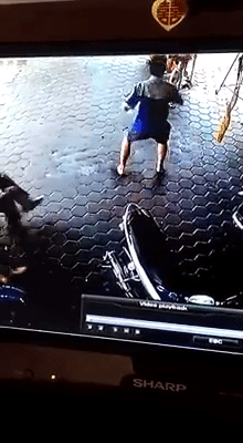 Người đàn ông dũng cảm cứu sống 2 bé khỏi chiếc ô tô 'điên' là ai?