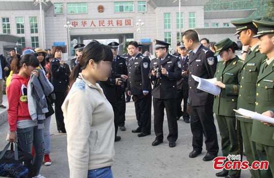 giai cuu 32 phu nu Viet 1