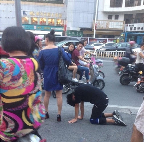 co-gai-buoc-co-ban-trai-dat-nhu-cun-giua-duong-3-sharoncuneta.com